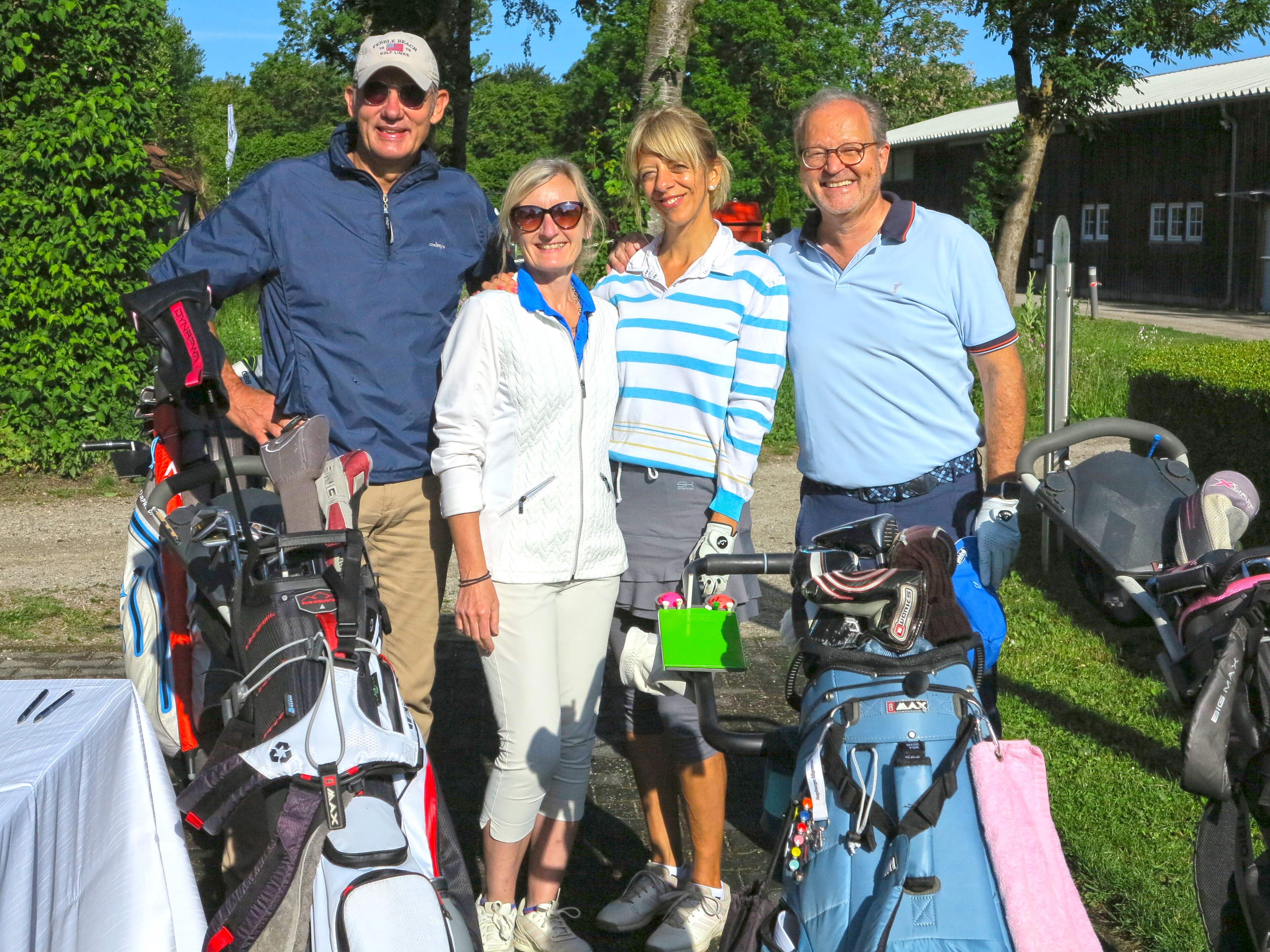 Teilnehmergruppe mit Golfbags
