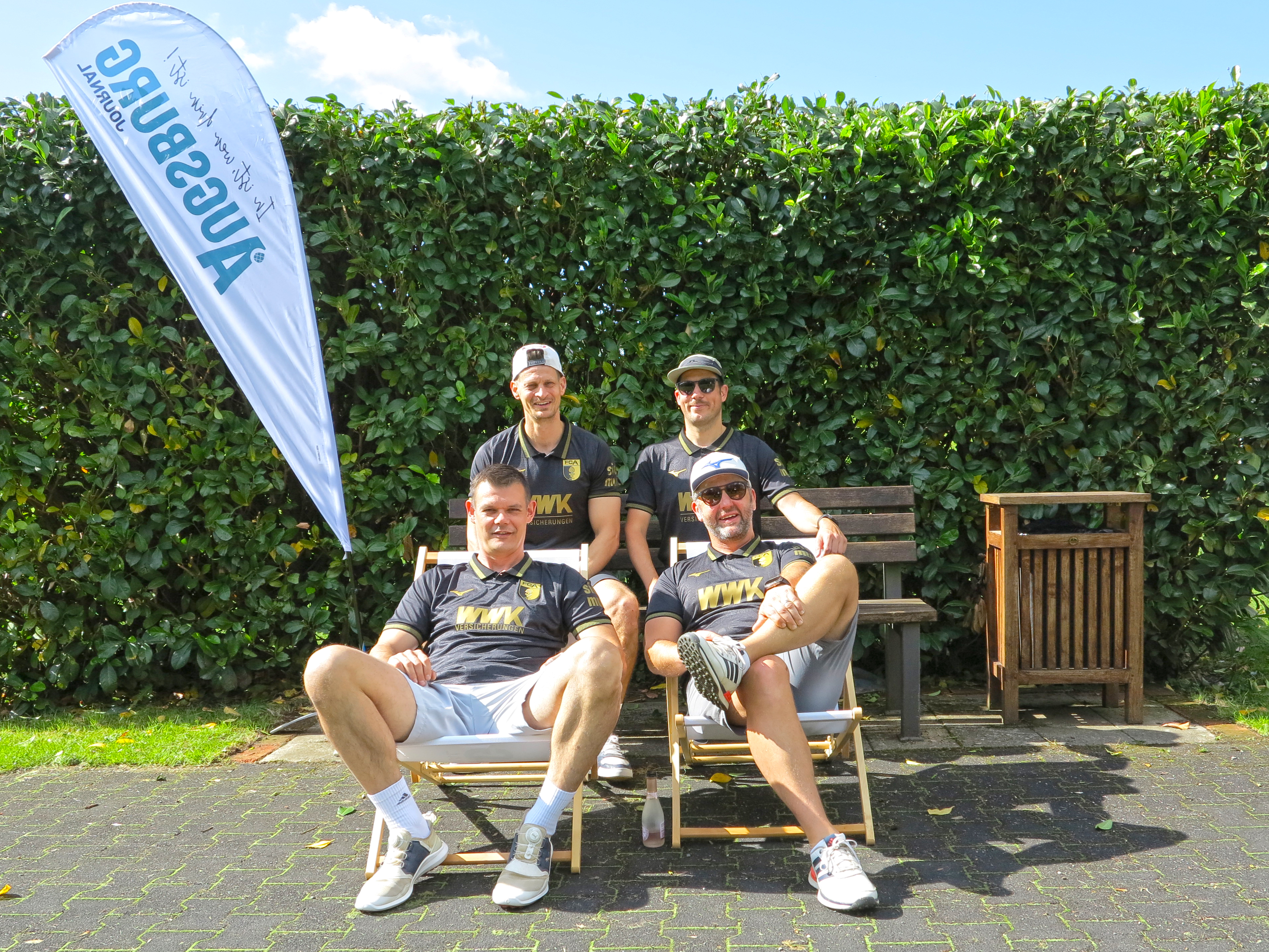 Teilnehmer in Liegestühlen beim Turnier