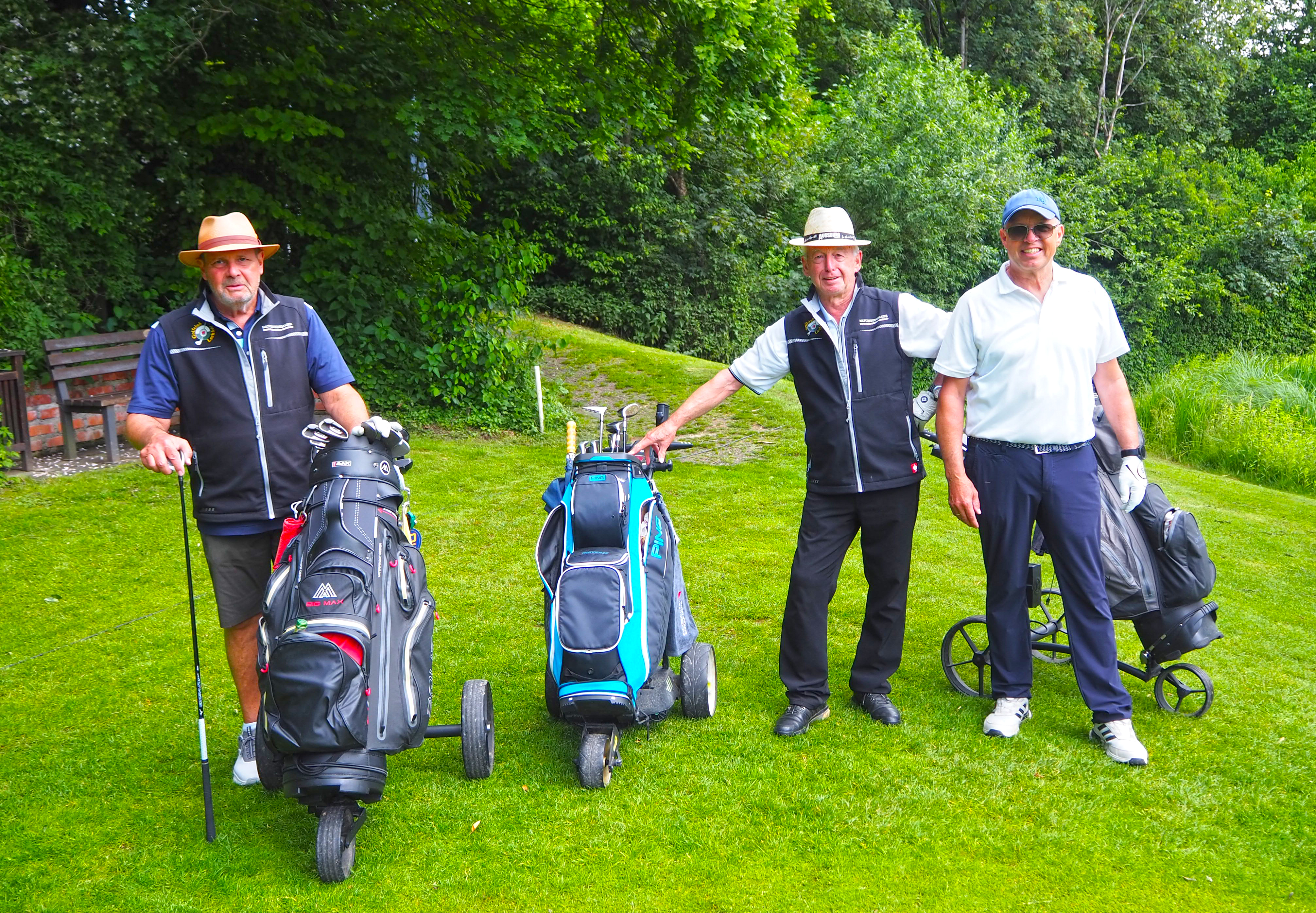 Spielerinnen und Spieler auf dem Fairway