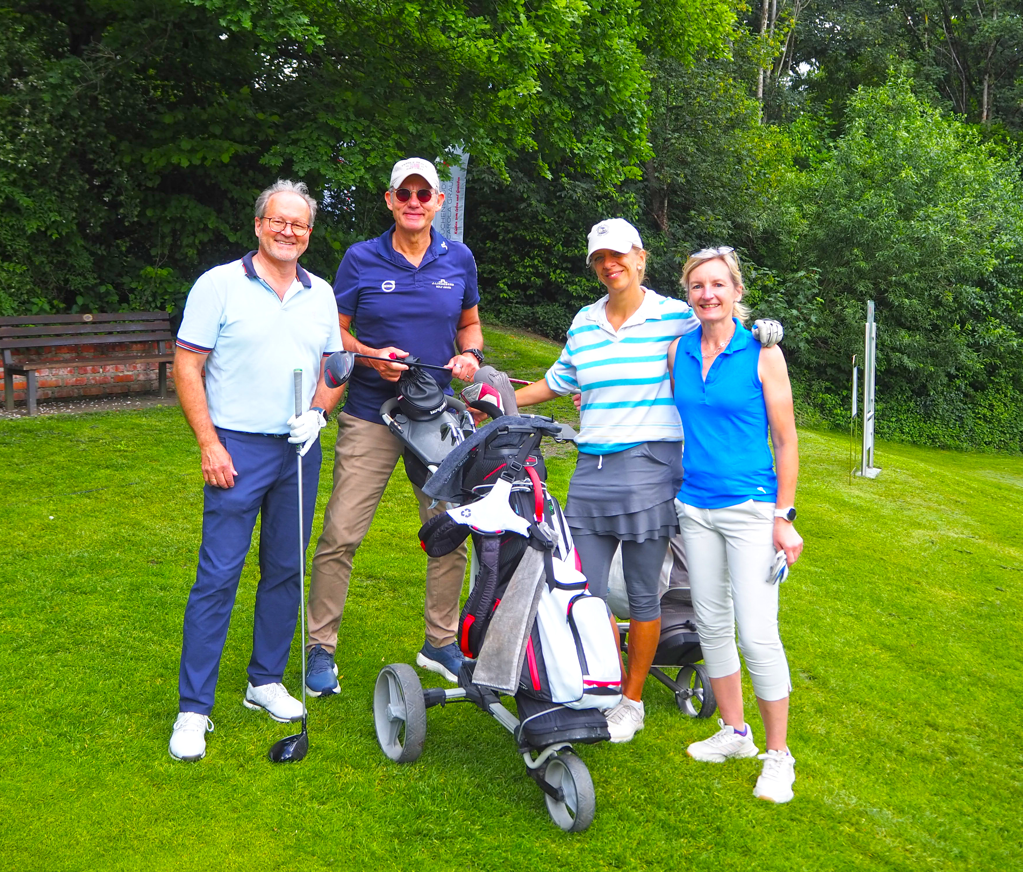 Teilnehmergruppe auf dem Golfplatz