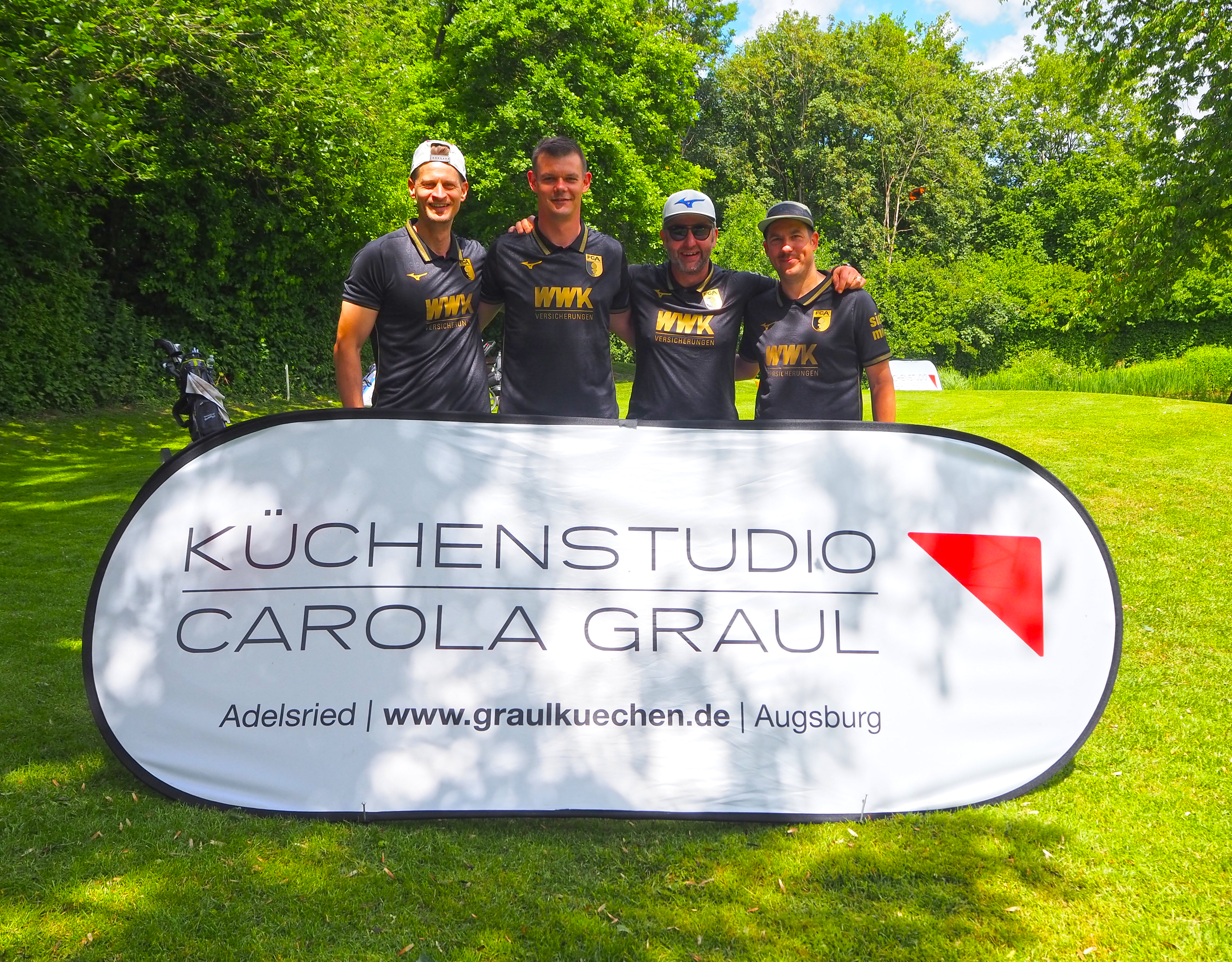 Teamfoto am Sponsorenbereich